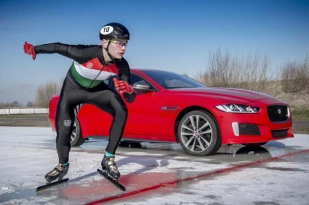 Jaguar XE 300 Sport im Duell mit dem Weltklasse-Speed Skater Shaolin Sándor Liu.  Foto: Auto-Medienportal.Net/Jaguar Land Rover